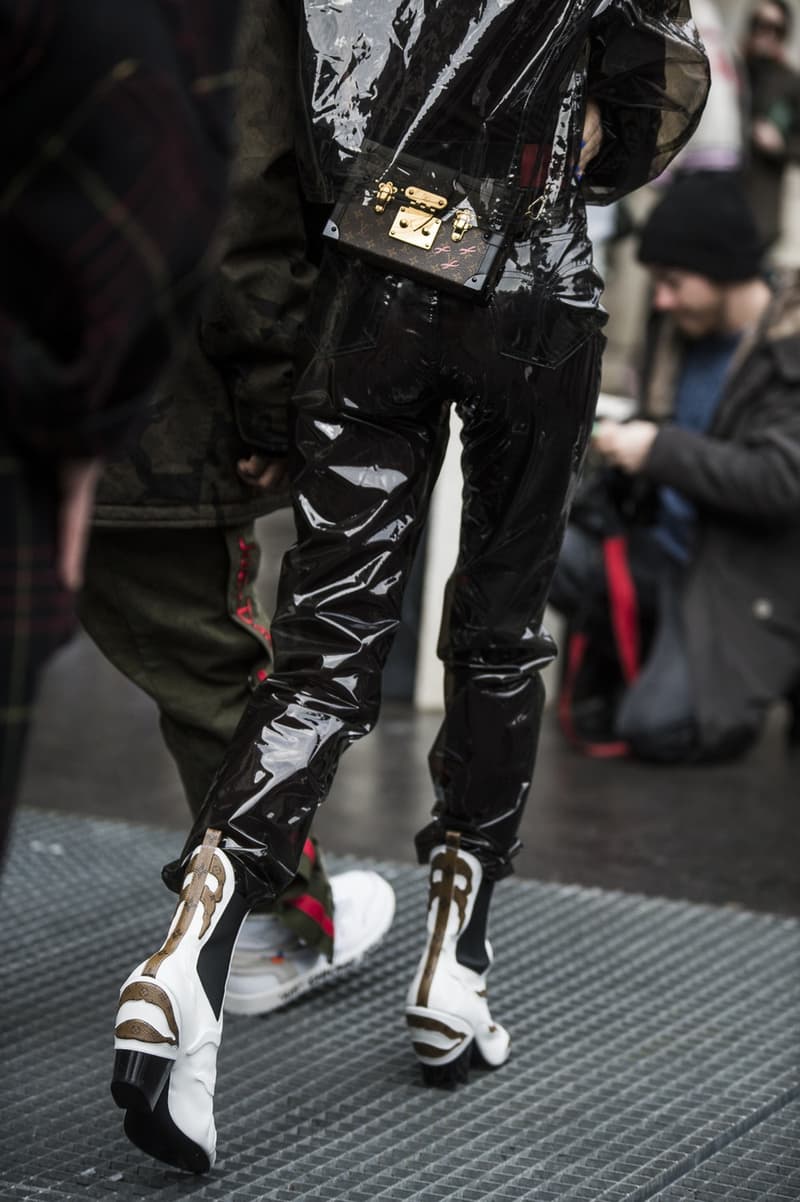 Streetsnaps:Paris Fashion Week Men's Fall/Winter 2018 Part 2 Streetsnaps:2018年秋冬 パリファッションウィーク・メンズ 2日目 “ストリート的シックな装い”の参考になる業界人たちのスタイリングをお届け 2018年秋冬のパリファッションウィーク・メンズより、2日目のオフランウェイを捉えたストリートスナップが編集部のもとに到着した。この日はジョージア州出身のラッパーFuture(フューチャー)や、Rick Owens(リック・オウエンス)の妻Michele Lamy(ミシェル・ラミー)、Kanye West(カニエ・ウェスト)が創設したGOOD Music所属のMos Def(モス・デフ)といったアイコンの姿をキャッチすることに成功。また、ストリート一辺倒というよりは、全体的にモードやテーラードへの再帰を感じるスタイリングが数多く見受けられ、アクセサリーやディテールで個性を足すのが今の気分なのだろうか。 ストリート的シックな装いの参考に、是非上のフォトギャラリーからパリ2日目のストリートスナップを覗いてみてほしい。同時に、初日の振り返りもお忘れなく。