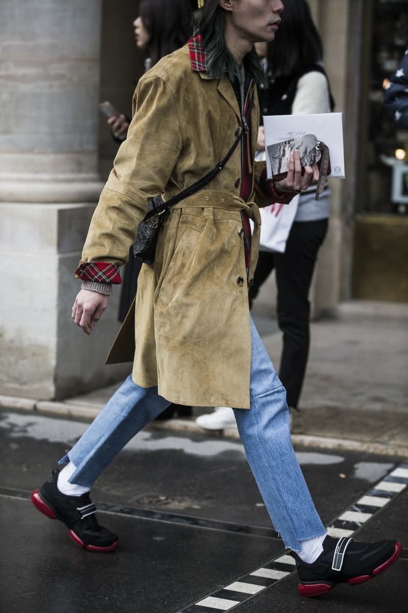 Streetsnaps：Paris Fashion Week Men's Fall/Winter 2018 Part 2 Streetsnaps：2018年秋冬 パリファッションウィーク・メンズ  2日目 “ストリート的シックな装い”の参考になる業界人たちのスタイリングをお届け 2018年秋冬のパリファッションウィーク・メンズより、2日目のオフランウェイを捉えたストリートスナップが編集部のもとに到着した。この日はジョージア州出身のラッパーFuture（フューチャー）や、Rick Owens（リック・オウエンス）の妻Michele Lamy（ミシェル・ラミー）、Kanye West（カニエ・ウェスト）が創設したGOOD Music所属のMos Def（モス・デフ）といったアイコンの姿をキャッチすることに成功。また、ストリート一辺倒というよりは、全体的にモードやテーラードへの再帰を感じるスタイリングが数多く見受けられ、アクセサリーやディテールで個性を足すのが今の気分なのだろうか。 ストリート的シックな装いの参考に、是非上のフォトギャラリーからパリ2日目のストリートスナップを覗いてみてほしい。同時に、初日の振り返りもお忘れなく。