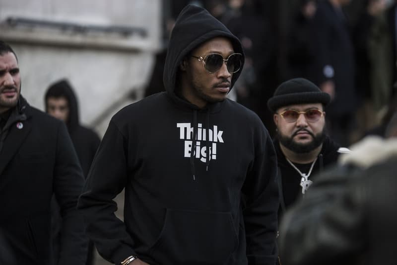 Streetsnaps：Paris Fashion Week Men's Fall/Winter 2018 Part 2 Streetsnaps：2018年秋冬 パリファッションウィーク・メンズ  2日目 “ストリート的シックな装い”の参考になる業界人たちのスタイリングをお届け 2018年秋冬のパリファッションウィーク・メンズより、2日目のオフランウェイを捉えたストリートスナップが編集部のもとに到着した。この日はジョージア州出身のラッパーFuture（フューチャー）や、Rick Owens（リック・オウエンス）の妻Michele Lamy（ミシェル・ラミー）、Kanye West（カニエ・ウェスト）が創設したGOOD Music所属のMos Def（モス・デフ）といったアイコンの姿をキャッチすることに成功。また、ストリート一辺倒というよりは、全体的にモードやテーラードへの再帰を感じるスタイリングが数多く見受けられ、アクセサリーやディテールで個性を足すのが今の気分なのだろうか。 ストリート的シックな装いの参考に、是非上のフォトギャラリーからパリ2日目のストリートスナップを覗いてみてほしい。同時に、初日の振り返りもお忘れなく。