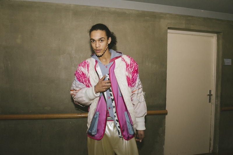 ダンスとファッションが調和した PIGALLE 2018年秋冬コレクションの舞台裏に潜入 ステファン・アシュプールの芸術性が垣間見えるアイテムとユニークな演出にクローズアップ Kim Jones キム・ジョーズ Acne Studios アクネ ストゥディオズ Stephane Ashpool ステファン・アシュプール PIGALLE ピガール Pain O ChoKolat パンオショコラ ミリタリージャケット 変形シャツ スケルトン Gジャン Nike ナイキ Air VaporMax HYPEBEAST ハイプビースト