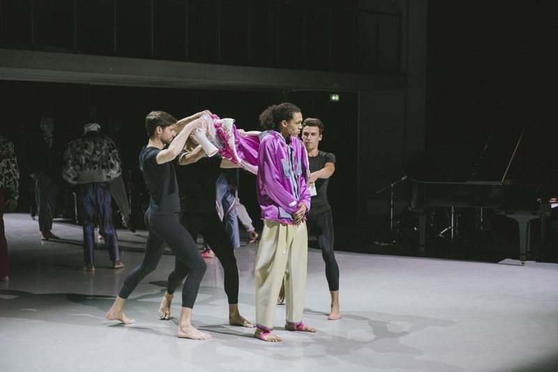 ダンスとファッションが調和した PIGALLE 2018年秋冬コレクションの舞台裏に潜入 ステファン・アシュプールの芸術性が垣間見えるアイテムとユニークな演出にクローズアップ Kim Jones キム・ジョーズ Acne Studios アクネ ストゥディオズ Stephane Ashpool ステファン・アシュプール PIGALLE ピガール Pain O ChoKolat パンオショコラ ミリタリージャケット 変形シャツ スケルトン Gジャン Nike ナイキ Air VaporMax HYPEBEAST ハイプビースト