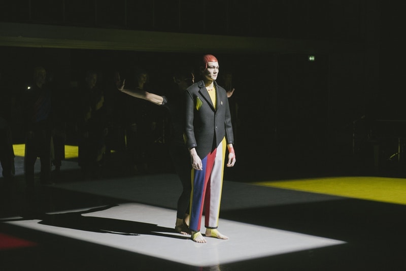 ダンスとファッションが調和した PIGALLE 2018年秋冬コレクションの舞台裏に潜入 ステファン・アシュプールの芸術性が垣間見えるアイテムとユニークな演出にクローズアップ Kim Jones キム・ジョーズ Acne Studios アクネ ストゥディオズ Stephane Ashpool ステファン・アシュプール PIGALLE ピガール Pain O ChoKolat パンオショコラ ミリタリージャケット 変形シャツ スケルトン Gジャン Nike ナイキ Air VaporMax HYPEBEAST ハイプビースト