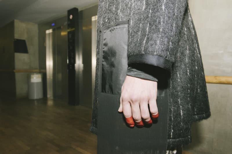 ダンスとファッションが調和した PIGALLE 2018年秋冬コレクションの舞台裏に潜入 ステファン・アシュプールの芸術性が垣間見えるアイテムとユニークな演出にクローズアップ Kim Jones キム・ジョーズ Acne Studios アクネ ストゥディオズ Stephane Ashpool ステファン・アシュプール PIGALLE ピガール Pain O ChoKolat パンオショコラ ミリタリージャケット 変形シャツ スケルトン Gジャン Nike ナイキ Air VaporMax HYPEBEAST ハイプビースト