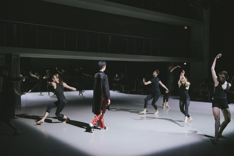 ダンスとファッションが調和した PIGALLE 2018年秋冬コレクションの舞台裏に潜入 ステファン・アシュプールの芸術性が垣間見えるアイテムとユニークな演出にクローズアップ Kim Jones キム・ジョーズ Acne Studios アクネ ストゥディオズ Stephane Ashpool ステファン・アシュプール PIGALLE ピガール Pain O ChoKolat パンオショコラ ミリタリージャケット 変形シャツ スケルトン Gジャン Nike ナイキ Air VaporMax HYPEBEAST ハイプビースト
