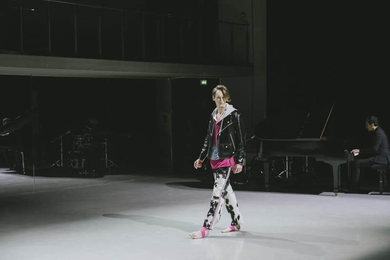ダンスとファッションが調和した PIGALLE 2018年秋冬コレクションの舞台裏に潜入 ステファン・アシュプールの芸術性が垣間見えるアイテムとユニークな演出にクローズアップ Kim Jones キム・ジョーズ Acne Studios アクネ ストゥディオズ Stephane Ashpool ステファン・アシュプール PIGALLE ピガール Pain O ChoKolat パンオショコラ ミリタリージャケット 変形シャツ スケルトン Gジャン Nike ナイキ Air VaporMax HYPEBEAST ハイプビースト