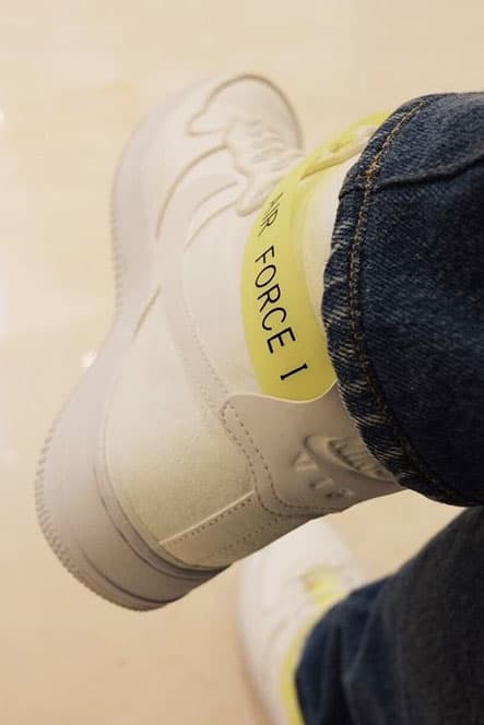 小木“Poggy”基史が MAGIC STICK の今野直隆デザインと思われる Air Force 1 を公開 Instagramに複数のビデオ&画像を投稿……気になるこのAF1の正体はいかに 先日、東京ストリートを牽引する〈MAGIC STICK(マジック スティック)〉のデザイナー今野直隆は、自身のInstagramに履き口裏にSAMPLEの文字がプリントされたAir Force 1を公開。そこには「Designed AF1 VIP」、「#fainallyImadeit」などの添え書きがあり、ヘッズたちの間では遂に“VOTE FORWARD”参戦者が〈Nike(ナイキ)〉とコラボレーションするのではと期待が高まっていることだろう。 そんな中、『UNITED ARROWS & SONS』のディレクターとしてお馴染みの小木“Poggy”基史もInstagramに前述の一足を投稿。彼のストーリーには〈MAGIC STICK〉と今野氏のアカウントがタグ付けされていることから、本作が今野氏関連のスニーカーであることはほぼ間違いないだろう。また、シューズ全体を捉えた映像からは、ベースはホワイト、そしてAir Force 1 Highなどでお馴染みのアンクルストラップがナイトクラブのVIPパスを彷彿とさせるテープにリプレイスされていることが確認できる。 遂にデザインの細部が垣間見えたAir Force 1 VIP。友人&家族限定モデルなどの可能性があるので、現状これ以上は言及できないが、新たな情報が入り次第ニュースを配信するので、引き続き『HYPEBEAST』のアップデートをお見逃しなく。 また、先日立ち上げを迎えた〈MAGIC STICK〉の2018年春夏ルックブックもお見逃しなく。