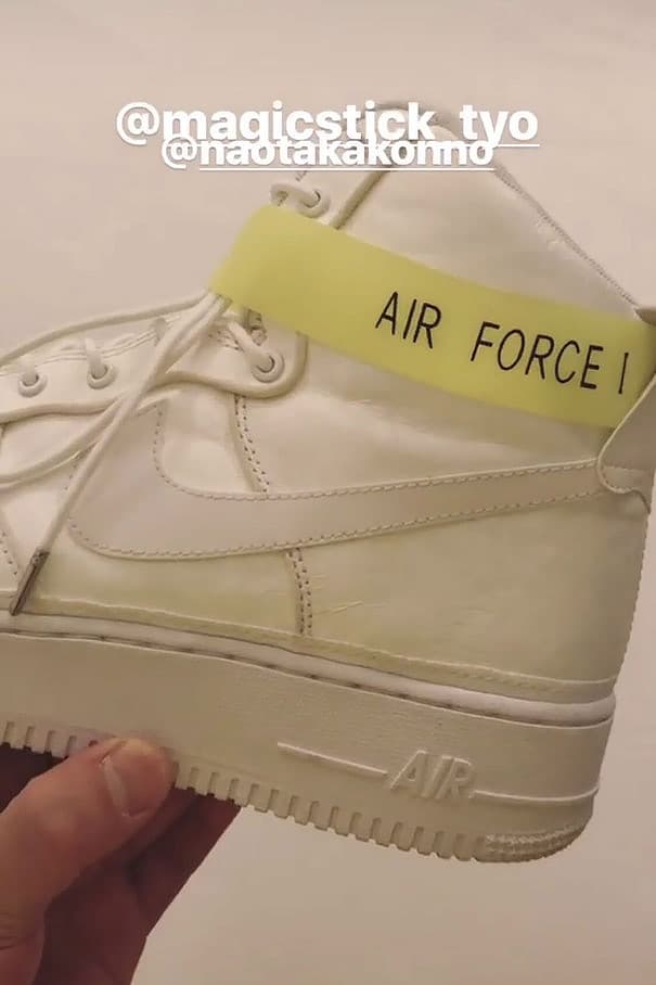 小木“Poggy”基史が MAGIC STICK の今野直隆デザインと思われる Air Force 1 を公開 Instagramに複数のビデオ&画像を投稿……気になるこのAF1の正体はいかに 先日、東京ストリートを牽引する〈MAGIC STICK(マジック スティック)〉のデザイナー今野直隆は、自身のInstagramに履き口裏にSAMPLEの文字がプリントされたAir Force 1を公開。そこには「Designed AF1 VIP」、「#fainallyImadeit」などの添え書きがあり、ヘッズたちの間では遂に“VOTE FORWARD”参戦者が〈Nike(ナイキ)〉とコラボレーションするのではと期待が高まっていることだろう。 そんな中、『UNITED ARROWS & SONS』のディレクターとしてお馴染みの小木“Poggy”基史もInstagramに前述の一足を投稿。彼のストーリーには〈MAGIC STICK〉と今野氏のアカウントがタグ付けされていることから、本作が今野氏関連のスニーカーであることはほぼ間違いないだろう。また、シューズ全体を捉えた映像からは、ベースはホワイト、そしてAir Force 1 Highなどでお馴染みのアンクルストラップがナイトクラブのVIPパスを彷彿とさせるテープにリプレイスされていることが確認できる。 遂にデザインの細部が垣間見えたAir Force 1 VIP。友人&家族限定モデルなどの可能性があるので、現状これ以上は言及できないが、新たな情報が入り次第ニュースを配信するので、引き続き『HYPEBEAST』のアップデートをお見逃しなく。 また、先日立ち上げを迎えた〈MAGIC STICK〉の2018年春夏ルックブックもお見逃しなく。