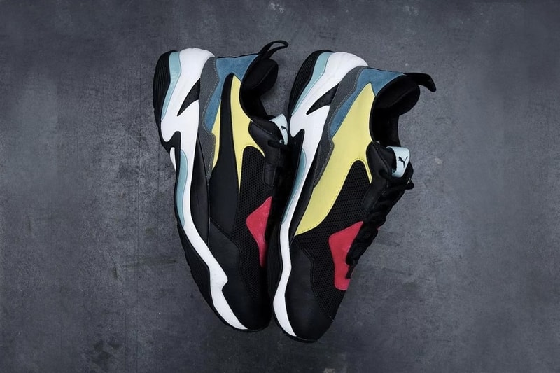 PUMA の分厚くゴツい新作スニーカー Thunder Spectra がまもなく発売 〈PUMA McQ〉に着想を得た一足で“不細工な”スニーカーブームに参戦 〈PUMA〉がThunder Spectraと題した新作スニーカーを引っ提げて、大流行の“不細工な”スニーカーブームに参戦。本作は〈Alexander McQueen（アレキサンダー マックイーン）〉とのコラボレーションモデル、PUMA McQ Tech Runner Loの細部のデザインをサンプリングしたかのようなレトロなカラーブロックをゴツいシルエットに乗せ、波打ったミッドソールで現代的なエッセンスを注入している。また、メッシュと高級ヌバックにTPUをパネリングしているため、どこか高級感を感じるのも好印象だ。  気になるシューズのデザインは、上のフォトギャラリーから。その他、見逃し/買い逃し厳禁なスニーカー情報は、こちらをチェック。プーマ HYPEBEAST ハイプビースト