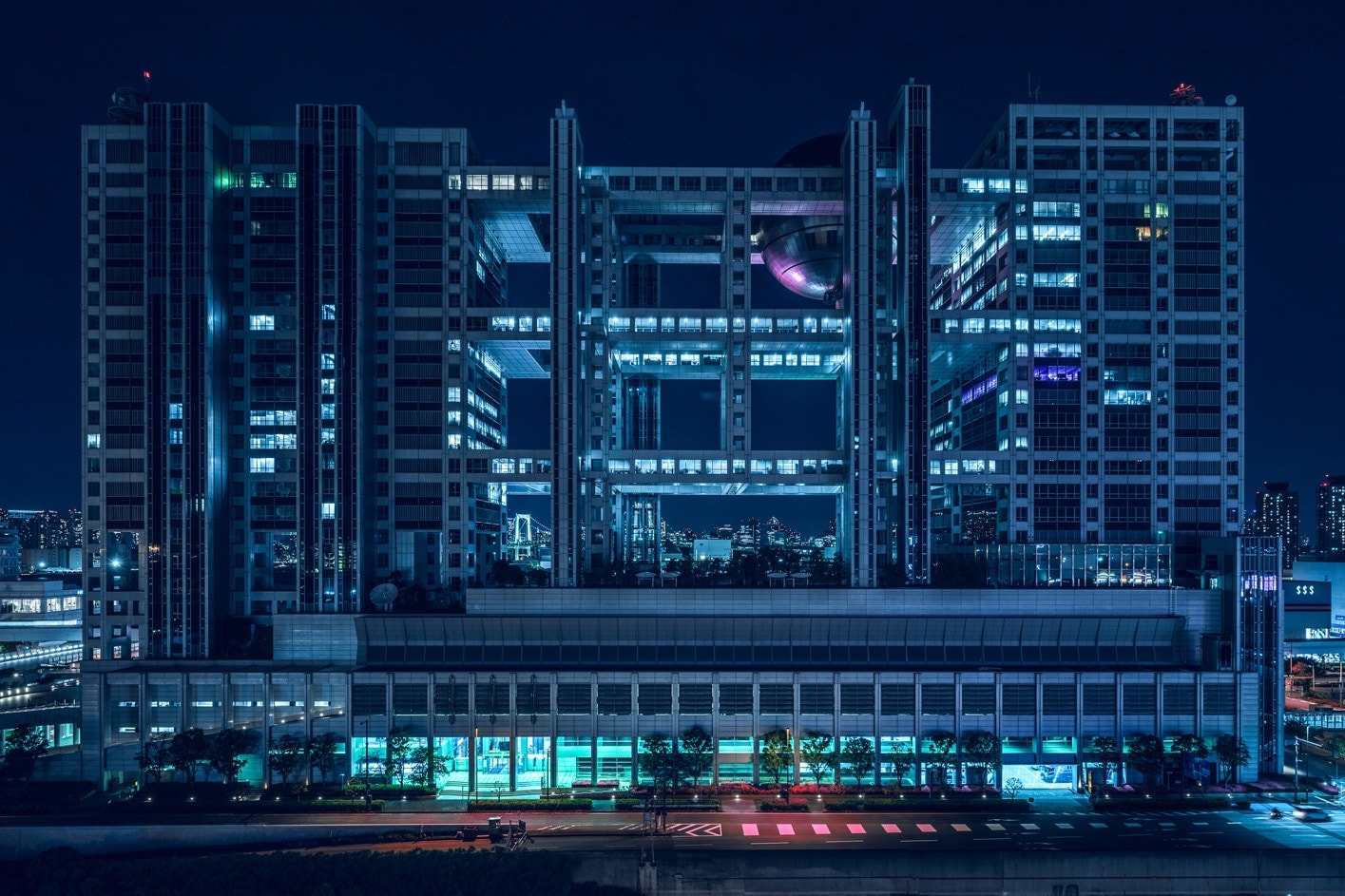 『ブレードランナー』の世界観で切り取られたSF感満載の景色 見慣れた夜の東京と著名建築に対して新たな視点をもたらす日本人必見のフォトセット 江戸東京博物館 フジテレビ 本社ビル スーパードライホール 東京ビッグサイト