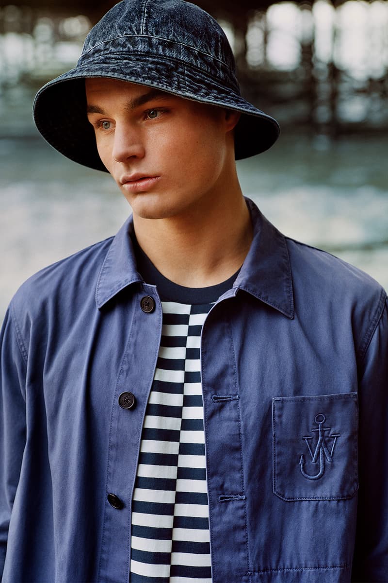 UNIQLO and JW ANDERSON より程よい抜け感を醸し出す2018年春夏ルックブック第1弾が到着 イギリス屈指のリゾート地から着想を得た汎用性抜群のカジュアルウェアが多数登場 Disney ディズニー Marimekko マリメッコ UNIQLO ユニクロ JW ANDERSON JW アンダーソン UNIQLO and JW ANDERSON Loewe ロエベ ジョナサン・アンダーソン シャツジャケット ボーダーTシャツ デニム地のバケットハット HYPEBEAST ハイプビースト