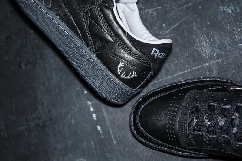 “究極の普段履き”の名にふさわしい VAINL ARCHIVE x Reebok CLUB C がリリース決定 業界人や玄人たちをも魅了するデザイナー大北幸平の哲学を色濃く反映した2足買いもあり寄りのありな一足 デザイナー大北幸平の妥協なきものづくりで業界人や玄人たちをも魅了する〈VAINL ARCHIVE(ヴァイナル アーカイブ)〉が〈Reebok(リーボック)〉との初プロジェクトとして、CLUB Cのコラボモデルをリリースする。CLUB Cは1985年にテニス専用のコートシューズとして誕生した一足だが、高級天然皮革ならではの柔らかな履き心地とグリップ性能により、ストリートで今なお中毒者が後を絶たない。本コラボレーションではレザー、ナイロン、スエードを組み合わせ、ブラックアッパーの上で素材による立体感を持たせており、ヒールにはクリアタイプのソールを採用。また、サイドパネルから覗く発売当時のOGロゴや、かかと横に配した〈VAINL ARCHIVE〉の象徴である鹿の角のモチーフも言及せずにはいられないディテールだろう。 大北氏のクリエイションへ対する哲学を色濃く反映したダブルネームのCLUB C 85 VAは、2月3日(土)より『リーボック オンラインショップ』、『リーボック クラシックストア』、『BEAUTY&YOUTH 渋谷公園通り店』、『mita sneakers』、その他〈VAINL ARCHIVE〉の一部取り扱い店舗にて発売開始で、価格は12,000(税抜)。究極の普段履き、2足買いも検討したくなるほどの逸品は買い逃し厳禁だ。 ストリートでの台頭著しい〈Reebok〉に関するその他の最新ニュースは、こちらから。 Reebok CLASSIC クラシック HYPEBEAST ハイプビースト スニーカー