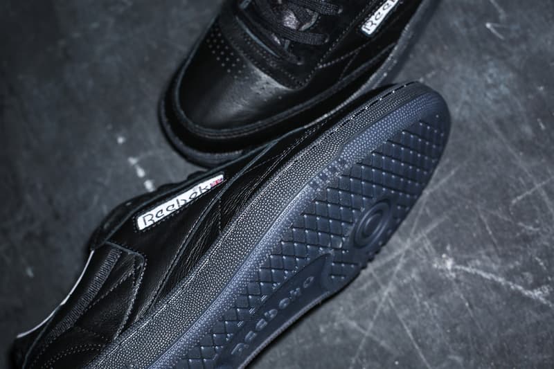 “究極の普段履き”の名にふさわしい VAINL ARCHIVE x Reebok CLUB C がリリース決定 業界人や玄人たちをも魅了するデザイナー大北幸平の哲学を色濃く反映した2足買いもあり寄りのありな一足 デザイナー大北幸平の妥協なきものづくりで業界人や玄人たちをも魅了する〈VAINL ARCHIVE(ヴァイナル アーカイブ)〉が〈Reebok(リーボック)〉との初プロジェクトとして、CLUB Cのコラボモデルをリリースする。CLUB Cは1985年にテニス専用のコートシューズとして誕生した一足だが、高級天然皮革ならではの柔らかな履き心地とグリップ性能により、ストリートで今なお中毒者が後を絶たない。本コラボレーションではレザー、ナイロン、スエードを組み合わせ、ブラックアッパーの上で素材による立体感を持たせており、ヒールにはクリアタイプのソールを採用。また、サイドパネルから覗く発売当時のOGロゴや、かかと横に配した〈VAINL ARCHIVE〉の象徴である鹿の角のモチーフも言及せずにはいられないディテールだろう。 大北氏のクリエイションへ対する哲学を色濃く反映したダブルネームのCLUB C 85 VAは、2月3日(土)より『リーボック オンラインショップ』、『リーボック クラシックストア』、『BEAUTY&YOUTH 渋谷公園通り店』、『mita sneakers』、その他〈VAINL ARCHIVE〉の一部取り扱い店舗にて発売開始で、価格は12,000(税抜)。究極の普段履き、2足買いも検討したくなるほどの逸品は買い逃し厳禁だ。 ストリートでの台頭著しい〈Reebok〉に関するその他の最新ニュースは、こちらから。 Reebok CLASSIC クラシック HYPEBEAST ハイプビースト スニーカー