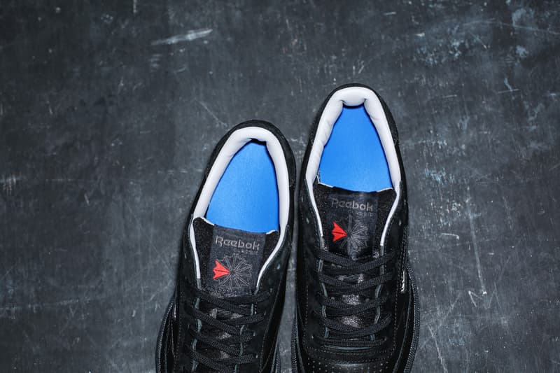 “究極の普段履き”の名にふさわしい VAINL ARCHIVE x Reebok CLUB C がリリース決定 業界人や玄人たちをも魅了するデザイナー大北幸平の哲学を色濃く反映した2足買いもあり寄りのありな一足 デザイナー大北幸平の妥協なきものづくりで業界人や玄人たちをも魅了する〈VAINL ARCHIVE(ヴァイナル アーカイブ)〉が〈Reebok(リーボック)〉との初プロジェクトとして、CLUB Cのコラボモデルをリリースする。CLUB Cは1985年にテニス専用のコートシューズとして誕生した一足だが、高級天然皮革ならではの柔らかな履き心地とグリップ性能により、ストリートで今なお中毒者が後を絶たない。本コラボレーションではレザー、ナイロン、スエードを組み合わせ、ブラックアッパーの上で素材による立体感を持たせており、ヒールにはクリアタイプのソールを採用。また、サイドパネルから覗く発売当時のOGロゴや、かかと横に配した〈VAINL ARCHIVE〉の象徴である鹿の角のモチーフも言及せずにはいられないディテールだろう。 大北氏のクリエイションへ対する哲学を色濃く反映したダブルネームのCLUB C 85 VAは、2月3日(土)より『リーボック オンラインショップ』、『リーボック クラシックストア』、『BEAUTY&YOUTH 渋谷公園通り店』、『mita sneakers』、その他〈VAINL ARCHIVE〉の一部取り扱い店舗にて発売開始で、価格は12,000(税抜)。究極の普段履き、2足買いも検討したくなるほどの逸品は買い逃し厳禁だ。 ストリートでの台頭著しい〈Reebok〉に関するその他の最新ニュースは、こちらから。 Reebok CLASSIC クラシック HYPEBEAST ハイプビースト スニーカー