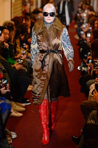 デムナワールドが炸裂した Vetements 2018年秋冬コレクション ストリート＆オーバーサイズという真骨頂の中でスカーフと壊滅的なミリタリーパンツを提案した圧巻のランウェイ パリファッションウィークの公式スケジュールから脱退した〈Vetements（ヴェトモン）〉が、レッドカーペットを敷き詰めた会場で宣言通りの単独ショーを開催した。ストリートとルーズシルエットというDemna Gvasalia（デムナ・ヴァザリア）の真骨頂の中で印象的に映るのは、スカーフの提案と壊滅的に近いミリタリーパンツのダメージ加工。落書きやワッペンの配置、多様多種な柄物のミックスからは、80年代〜90年代のヴィンテージ古着に見るカオティックな雰囲気が漂うほか、Marilyn Manson（マリリン・マンソン）のシャツなども組み込まれ、何とも形容し難いDemnaならではの世界観を構築して観衆を釘付けにした。 ちなみに、下のInstagramの動画はインビテーションであるレシートを撮影したもの。見応え満載の全57体のルックはフォトギャラリーからご確認を。 〈Vetements〉と〈Reebok（リーボック）〉によるブルーを効かせたGenetically Modified Pumpの限定カラーもお買い逃しのないように。
