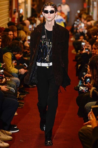 デムナワールドが炸裂した Vetements 2018年秋冬コレクション ストリート＆オーバーサイズという真骨頂の中でスカーフと壊滅的なミリタリーパンツを提案した圧巻のランウェイ パリファッションウィークの公式スケジュールから脱退した〈Vetements（ヴェトモン）〉が、レッドカーペットを敷き詰めた会場で宣言通りの単独ショーを開催した。ストリートとルーズシルエットというDemna Gvasalia（デムナ・ヴァザリア）の真骨頂の中で印象的に映るのは、スカーフの提案と壊滅的に近いミリタリーパンツのダメージ加工。落書きやワッペンの配置、多様多種な柄物のミックスからは、80年代〜90年代のヴィンテージ古着に見るカオティックな雰囲気が漂うほか、Marilyn Manson（マリリン・マンソン）のシャツなども組み込まれ、何とも形容し難いDemnaならではの世界観を構築して観衆を釘付けにした。 ちなみに、下のInstagramの動画はインビテーションであるレシートを撮影したもの。見応え満載の全57体のルックはフォトギャラリーからご確認を。 〈Vetements〉と〈Reebok（リーボック）〉によるブルーを効かせたGenetically Modified Pumpの限定カラーもお買い逃しのないように。