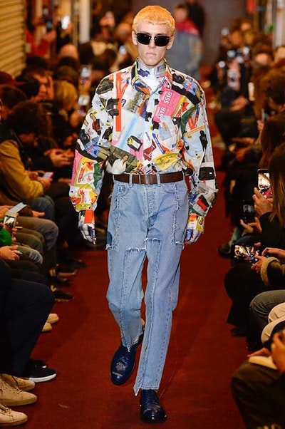 デムナワールドが炸裂した Vetements 2018年秋冬コレクション ストリート＆オーバーサイズという真骨頂の中でスカーフと壊滅的なミリタリーパンツを提案した圧巻のランウェイ パリファッションウィークの公式スケジュールから脱退した〈Vetements（ヴェトモン）〉が、レッドカーペットを敷き詰めた会場で宣言通りの単独ショーを開催した。ストリートとルーズシルエットというDemna Gvasalia（デムナ・ヴァザリア）の真骨頂の中で印象的に映るのは、スカーフの提案と壊滅的に近いミリタリーパンツのダメージ加工。落書きやワッペンの配置、多様多種な柄物のミックスからは、80年代〜90年代のヴィンテージ古着に見るカオティックな雰囲気が漂うほか、Marilyn Manson（マリリン・マンソン）のシャツなども組み込まれ、何とも形容し難いDemnaならではの世界観を構築して観衆を釘付けにした。 ちなみに、下のInstagramの動画はインビテーションであるレシートを撮影したもの。見応え満載の全57体のルックはフォトギャラリーからご確認を。 〈Vetements〉と〈Reebok（リーボック）〉によるブルーを効かせたGenetically Modified Pumpの限定カラーもお買い逃しのないように。