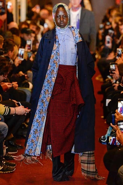 デムナワールドが炸裂した Vetements 2018年秋冬コレクション ストリート＆オーバーサイズという真骨頂の中でスカーフと壊滅的なミリタリーパンツを提案した圧巻のランウェイ パリファッションウィークの公式スケジュールから脱退した〈Vetements（ヴェトモン）〉が、レッドカーペットを敷き詰めた会場で宣言通りの単独ショーを開催した。ストリートとルーズシルエットというDemna Gvasalia（デムナ・ヴァザリア）の真骨頂の中で印象的に映るのは、スカーフの提案と壊滅的に近いミリタリーパンツのダメージ加工。落書きやワッペンの配置、多様多種な柄物のミックスからは、80年代〜90年代のヴィンテージ古着に見るカオティックな雰囲気が漂うほか、Marilyn Manson（マリリン・マンソン）のシャツなども組み込まれ、何とも形容し難いDemnaならではの世界観を構築して観衆を釘付けにした。 ちなみに、下のInstagramの動画はインビテーションであるレシートを撮影したもの。見応え満載の全57体のルックはフォトギャラリーからご確認を。 〈Vetements〉と〈Reebok（リーボック）〉によるブルーを効かせたGenetically Modified Pumpの限定カラーもお買い逃しのないように。