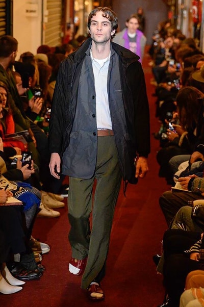 デムナワールドが炸裂した Vetements 2018年秋冬コレクション ストリート＆オーバーサイズという真骨頂の中でスカーフと壊滅的なミリタリーパンツを提案した圧巻のランウェイ パリファッションウィークの公式スケジュールから脱退した〈Vetements（ヴェトモン）〉が、レッドカーペットを敷き詰めた会場で宣言通りの単独ショーを開催した。ストリートとルーズシルエットというDemna Gvasalia（デムナ・ヴァザリア）の真骨頂の中で印象的に映るのは、スカーフの提案と壊滅的に近いミリタリーパンツのダメージ加工。落書きやワッペンの配置、多様多種な柄物のミックスからは、80年代〜90年代のヴィンテージ古着に見るカオティックな雰囲気が漂うほか、Marilyn Manson（マリリン・マンソン）のシャツなども組み込まれ、何とも形容し難いDemnaならではの世界観を構築して観衆を釘付けにした。 ちなみに、下のInstagramの動画はインビテーションであるレシートを撮影したもの。見応え満載の全57体のルックはフォトギャラリーからご確認を。 〈Vetements〉と〈Reebok（リーボック）〉によるブルーを効かせたGenetically Modified Pumpの限定カラーもお買い逃しのないように。