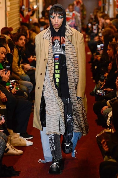 デムナワールドが炸裂した Vetements 2018年秋冬コレクション ストリート＆オーバーサイズという真骨頂の中でスカーフと壊滅的なミリタリーパンツを提案した圧巻のランウェイ パリファッションウィークの公式スケジュールから脱退した〈Vetements（ヴェトモン）〉が、レッドカーペットを敷き詰めた会場で宣言通りの単独ショーを開催した。ストリートとルーズシルエットというDemna Gvasalia（デムナ・ヴァザリア）の真骨頂の中で印象的に映るのは、スカーフの提案と壊滅的に近いミリタリーパンツのダメージ加工。落書きやワッペンの配置、多様多種な柄物のミックスからは、80年代〜90年代のヴィンテージ古着に見るカオティックな雰囲気が漂うほか、Marilyn Manson（マリリン・マンソン）のシャツなども組み込まれ、何とも形容し難いDemnaならではの世界観を構築して観衆を釘付けにした。 ちなみに、下のInstagramの動画はインビテーションであるレシートを撮影したもの。見応え満載の全57体のルックはフォトギャラリーからご確認を。 〈Vetements〉と〈Reebok（リーボック）〉によるブルーを効かせたGenetically Modified Pumpの限定カラーもお買い逃しのないように。