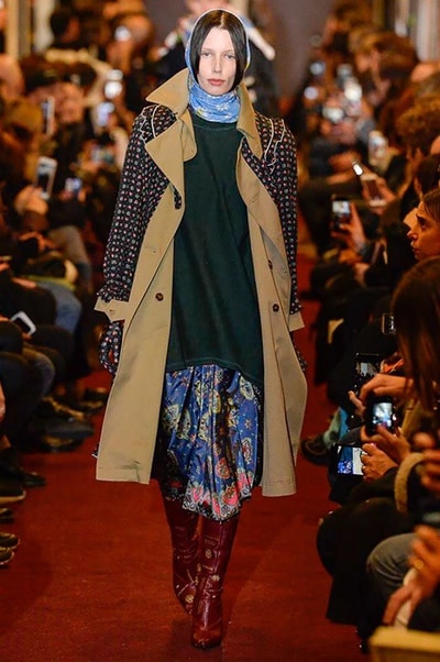 デムナワールドが炸裂した Vetements 2018年秋冬コレクション ストリート＆オーバーサイズという真骨頂の中でスカーフと壊滅的なミリタリーパンツを提案した圧巻のランウェイ パリファッションウィークの公式スケジュールから脱退した〈Vetements（ヴェトモン）〉が、レッドカーペットを敷き詰めた会場で宣言通りの単独ショーを開催した。ストリートとルーズシルエットというDemna Gvasalia（デムナ・ヴァザリア）の真骨頂の中で印象的に映るのは、スカーフの提案と壊滅的に近いミリタリーパンツのダメージ加工。落書きやワッペンの配置、多様多種な柄物のミックスからは、80年代〜90年代のヴィンテージ古着に見るカオティックな雰囲気が漂うほか、Marilyn Manson（マリリン・マンソン）のシャツなども組み込まれ、何とも形容し難いDemnaならではの世界観を構築して観衆を釘付けにした。 ちなみに、下のInstagramの動画はインビテーションであるレシートを撮影したもの。見応え満載の全57体のルックはフォトギャラリーからご確認を。 〈Vetements〉と〈Reebok（リーボック）〉によるブルーを効かせたGenetically Modified Pumpの限定カラーもお買い逃しのないように。