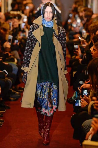 デムナワールドが炸裂した Vetements 2018年秋冬コレクション ストリート&オーバーサイズという真骨頂の中でスカーフと壊滅的なミリタリーパンツを提案した圧巻のランウェイ パリファッションウィークの公式スケジュールから脱退した〈Vetements(ヴェトモン)〉が、レッドカーペットを敷き詰めた会場で宣言通りの単独ショーを開催した。ストリートとルーズシルエットというDemna Gvasalia(デムナ・ヴァザリア)の真骨頂の中で印象的に映るのは、スカーフの提案と壊滅的に近いミリタリーパンツのダメージ加工。落書きやワッペンの配置、多様多種な柄物のミックスからは、80年代〜90年代のヴィンテージ古着に見るカオティックな雰囲気が漂うほか、Marilyn Manson(マリリン・マンソン)のシャツなども組み込まれ、何とも形容し難いDemnaならではの世界観を構築して観衆を釘付けにした。 ちなみに、下のInstagramの動画はインビテーションであるレシートを撮影したもの。見応え満載の全57体のルックはフォトギャラリーからご確認を。 〈Vetements〉と〈Reebok(リーボック)〉によるブルーを効かせたGenetically Modified Pumpの限定カラーもお買い逃しのないように。