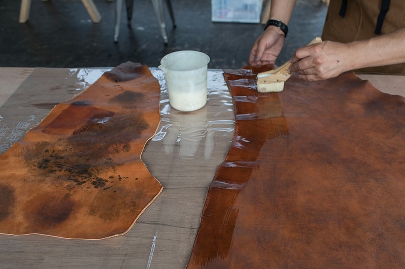 visvim が手間をかけるほどに表情を変えるレザーの染色方法 Natural Paint Leather にフォーカス ビズビム レザー　革 鞣し ナチュラル ペイント レザー