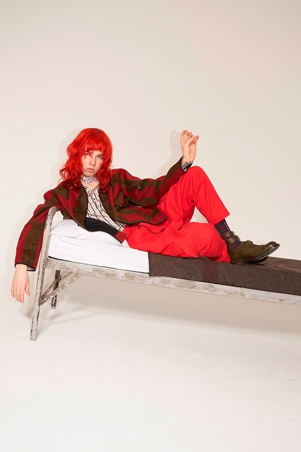 Vivienne Westwood より個性溢れる柄使いが目を引く2018年秋冬ルックブック&ショートフィルムが到着 戦争をテーマに掲げたVivienne流のアーミースタイルをチェック パンクロック 反逆性 エレガンス アヴァンギャルド Vivienne Westwood ヴィヴィアン ウェストウッド アーミーカモフラージュ タータンチェック ストライプ テーラードジャケット スラックス セットアップ 変形パンツ トランプカード HYPEBEAST ハイプビースト