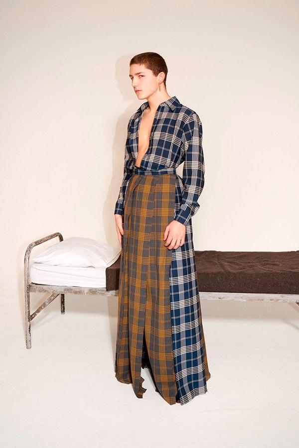 Vivienne Westwood より個性溢れる柄使いが目を引く2018年秋冬ルックブック&ショートフィルムが到着 戦争をテーマに掲げたVivienne流のアーミースタイルをチェック パンクロック 反逆性 エレガンス アヴァンギャルド Vivienne Westwood ヴィヴィアン ウェストウッド アーミーカモフラージュ タータンチェック ストライプ テーラードジャケット スラックス セットアップ 変形パンツ トランプカード HYPEBEAST ハイプビースト