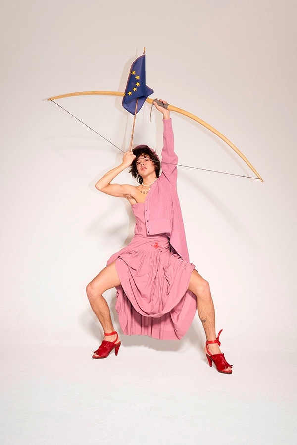 Vivienne Westwood より個性溢れる柄使いが目を引く2018年秋冬ルックブック&ショートフィルムが到着 戦争をテーマに掲げたVivienne流のアーミースタイルをチェック パンクロック 反逆性 エレガンス アヴァンギャルド Vivienne Westwood ヴィヴィアン ウェストウッド アーミーカモフラージュ タータンチェック ストライプ テーラードジャケット スラックス セットアップ 変形パンツ トランプカード HYPEBEAST ハイプビースト