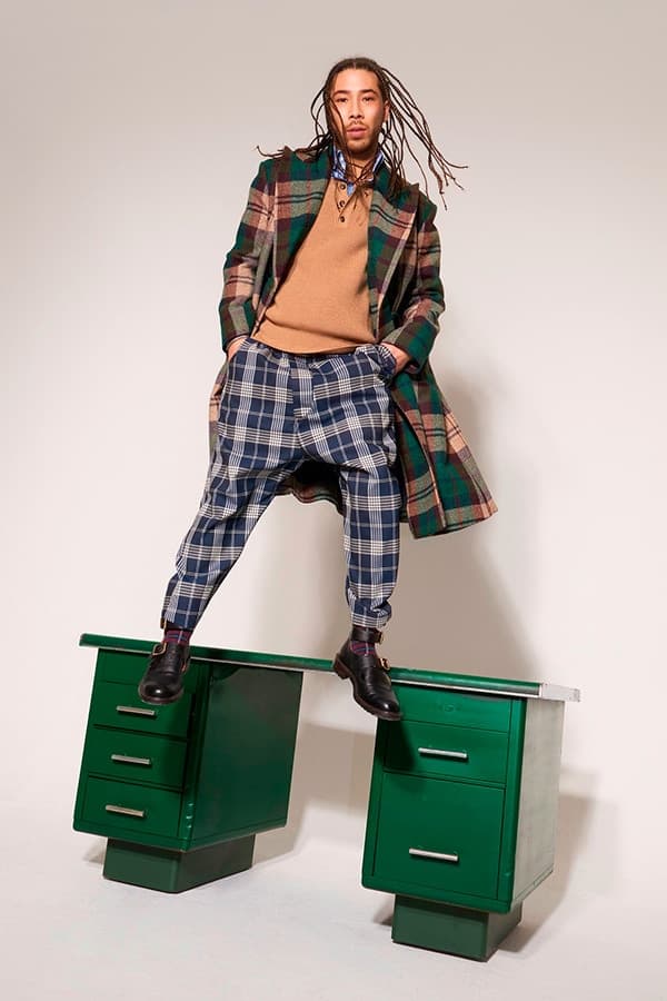 Vivienne Westwood より個性溢れる柄使いが目を引く2018年秋冬ルックブック&ショートフィルムが到着 戦争をテーマに掲げたVivienne流のアーミースタイルをチェック パンクロック 反逆性 エレガンス アヴァンギャルド Vivienne Westwood ヴィヴィアン ウェストウッド アーミーカモフラージュ タータンチェック ストライプ テーラードジャケット スラックス セットアップ 変形パンツ トランプカード HYPEBEAST ハイプビースト