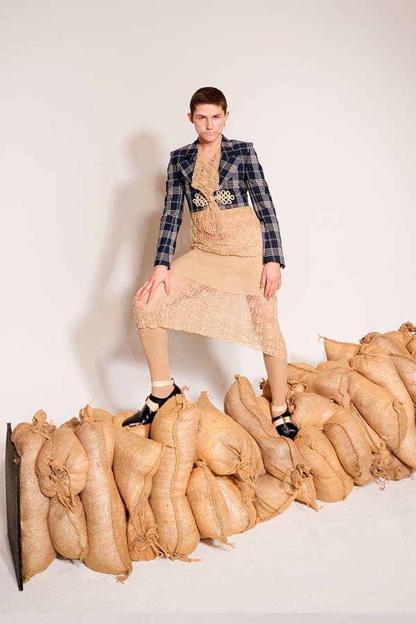 Vivienne Westwood より個性溢れる柄使いが目を引く2018年秋冬ルックブック&ショートフィルムが到着 戦争をテーマに掲げたVivienne流のアーミースタイルをチェック パンクロック 反逆性 エレガンス アヴァンギャルド Vivienne Westwood ヴィヴィアン ウェストウッド アーミーカモフラージュ タータンチェック ストライプ テーラードジャケット スラックス セットアップ 変形パンツ トランプカード HYPEBEAST ハイプビースト