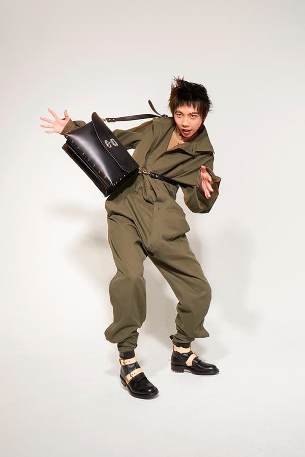 Vivienne Westwood より個性溢れる柄使いが目を引く2018年秋冬ルックブック&ショートフィルムが到着 戦争をテーマに掲げたVivienne流のアーミースタイルをチェック パンクロック 反逆性 エレガンス アヴァンギャルド Vivienne Westwood ヴィヴィアン ウェストウッド アーミーカモフラージュ タータンチェック ストライプ テーラードジャケット スラックス セットアップ 変形パンツ トランプカード HYPEBEAST ハイプビースト