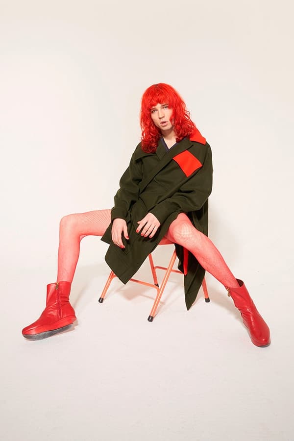 Vivienne Westwood より個性溢れる柄使いが目を引く2018年秋冬ルックブック&ショートフィルムが到着 戦争をテーマに掲げたVivienne流のアーミースタイルをチェック パンクロック 反逆性 エレガンス アヴァンギャルド Vivienne Westwood ヴィヴィアン ウェストウッド アーミーカモフラージュ タータンチェック ストライプ テーラードジャケット スラックス セットアップ 変形パンツ トランプカード HYPEBEAST ハイプビースト