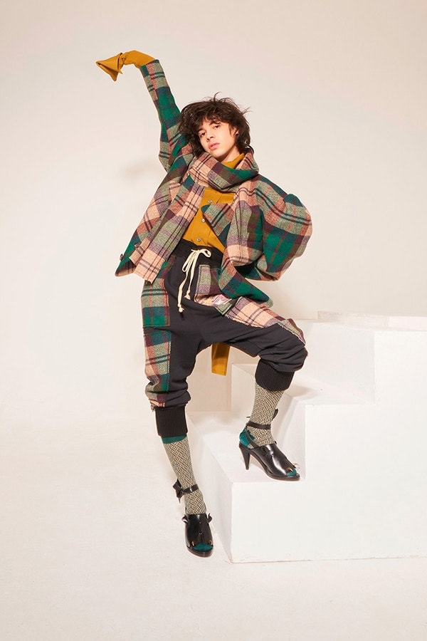 Vivienne Westwood より個性溢れる柄使いが目を引く2018年秋冬ルックブック&ショートフィルムが到着 戦争をテーマに掲げたVivienne流のアーミースタイルをチェック パンクロック 反逆性 エレガンス アヴァンギャルド Vivienne Westwood ヴィヴィアン ウェストウッド アーミーカモフラージュ タータンチェック ストライプ テーラードジャケット スラックス セットアップ 変形パンツ トランプカード HYPEBEAST ハイプビースト