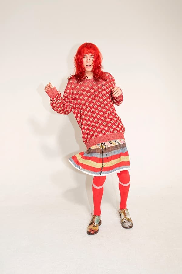 Vivienne Westwood より個性溢れる柄使いが目を引く2018年秋冬ルックブック&ショートフィルムが到着 戦争をテーマに掲げたVivienne流のアーミースタイルをチェック パンクロック 反逆性 エレガンス アヴァンギャルド Vivienne Westwood ヴィヴィアン ウェストウッド アーミーカモフラージュ タータンチェック ストライプ テーラードジャケット スラックス セットアップ 変形パンツ トランプカード HYPEBEAST ハイプビースト