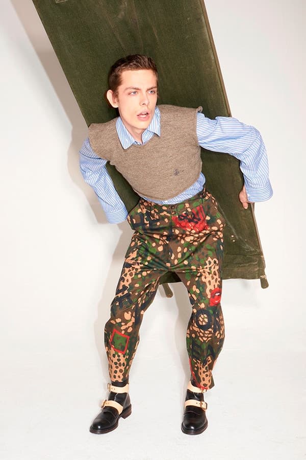 Vivienne Westwood より個性溢れる柄使いが目を引く2018年秋冬ルックブック&ショートフィルムが到着 戦争をテーマに掲げたVivienne流のアーミースタイルをチェック パンクロック 反逆性 エレガンス アヴァンギャルド Vivienne Westwood ヴィヴィアン ウェストウッド アーミーカモフラージュ タータンチェック ストライプ テーラードジャケット スラックス セットアップ 変形パンツ トランプカード HYPEBEAST ハイプビースト