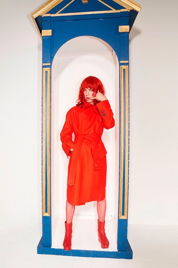 Vivienne Westwood より個性溢れる柄使いが目を引く2018年秋冬ルックブック&ショートフィルムが到着 戦争をテーマに掲げたVivienne流のアーミースタイルをチェック パンクロック 反逆性 エレガンス アヴァンギャルド Vivienne Westwood ヴィヴィアン ウェストウッド アーミーカモフラージュ タータンチェック ストライプ テーラードジャケット スラックス セットアップ 変形パンツ トランプカード HYPEBEAST ハイプビースト