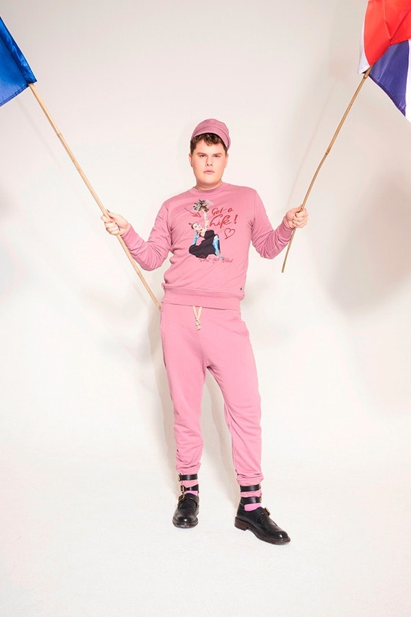 Vivienne Westwood より個性溢れる柄使いが目を引く2018年秋冬ルックブック&ショートフィルムが到着 戦争をテーマに掲げたVivienne流のアーミースタイルをチェック パンクロック 反逆性 エレガンス アヴァンギャルド Vivienne Westwood ヴィヴィアン ウェストウッド アーミーカモフラージュ タータンチェック ストライプ テーラードジャケット スラックス セットアップ 変形パンツ トランプカード HYPEBEAST ハイプビースト