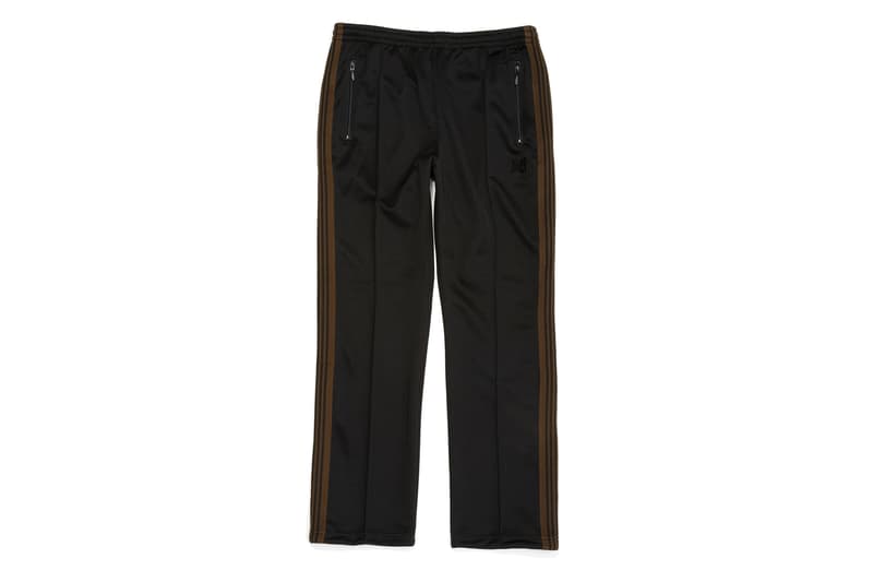 wild Life Tailor x Needles による大人のためのトラックパンツ 着回しやすい配色ゆえに、これまで挑戦できなかった人にこそ〈Needles〉入門としておすすめしたい逸品 ワイルドでありながら伝統的なテーラードも備え、若い頃に憧れた大人たちが通う洋品店のスタイルを提案する『Adam et Rope(アダム エ ロペ)』の新コンセプトショップ『wild Life Tailor(ワイルド ライフ テーラー)〉が、『NEPENTHES(ネペンテス)』の創設者である清水慶三に協力を依頼し、〈Needles(ニードルス)〉と別注アイテムを製作。今回は言わずと知れた〈Needles〉の代表作よりトラックパンツをカラー別注し、ブラックとブラウンのベースカラーに蝶の刺繍を同色で施している。 大人のためのトラックパンツとして仕上げたこちらのプロダクトは、2月1日(木)より『wild Life Tailor』の各店にて21,000円(税抜)で発売開始。 あわせて、柄物の取り入れ方の教科書ともなりうる〈Needles〉の2018年春夏ルックブックもチェックしてみてはいかがだろうか。