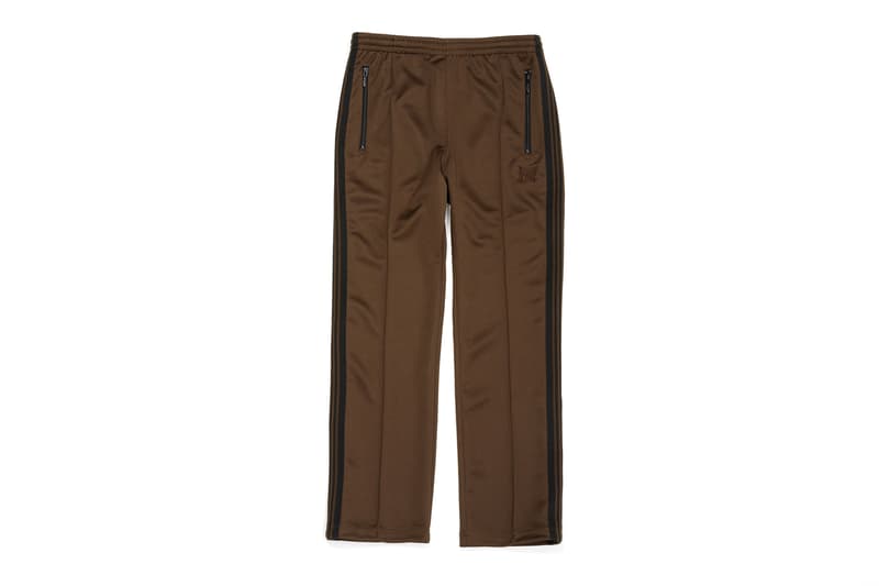 wild Life Tailor x Needles による大人のためのトラックパンツ 着回しやすい配色ゆえに、これまで挑戦できなかった人にこそ〈Needles〉入門としておすすめしたい逸品 ワイルドでありながら伝統的なテーラードも備え、若い頃に憧れた大人たちが通う洋品店のスタイルを提案する『Adam et Rope(アダム エ ロペ)』の新コンセプトショップ『wild Life Tailor(ワイルド ライフ テーラー)〉が、『NEPENTHES(ネペンテス)』の創設者である清水慶三に協力を依頼し、〈Needles(ニードルス)〉と別注アイテムを製作。今回は言わずと知れた〈Needles〉の代表作よりトラックパンツをカラー別注し、ブラックとブラウンのベースカラーに蝶の刺繍を同色で施している。 大人のためのトラックパンツとして仕上げたこちらのプロダクトは、2月1日(木)より『wild Life Tailor』の各店にて21,000円(税抜)で発売開始。 あわせて、柄物の取り入れ方の教科書ともなりうる〈Needles〉の2018年春夏ルックブックもチェックしてみてはいかがだろうか。