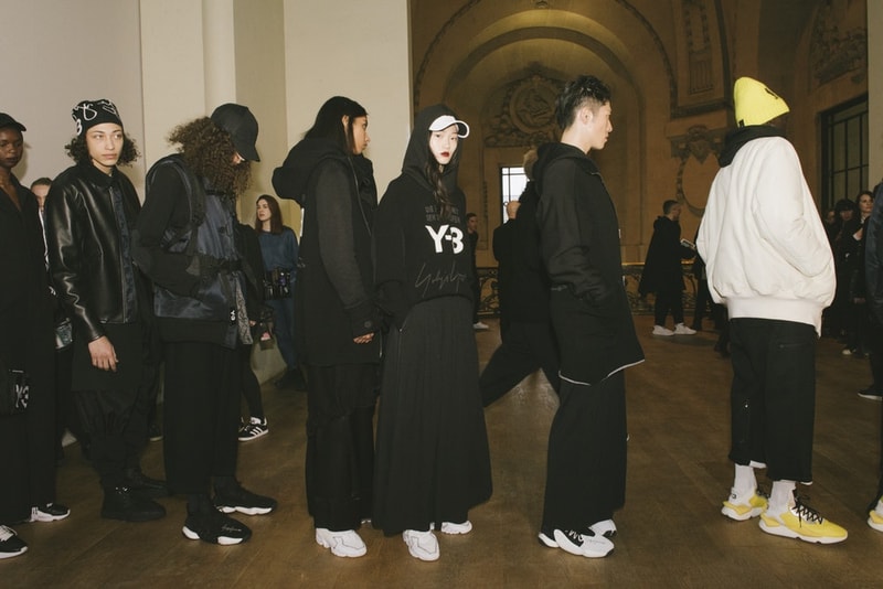 ハイテクスニーカーの先駆けとして注目を浴びる Y-3 2018年秋冬コレクションの舞台裏にクローズアップ NBAプレイヤーのジェームス・ハーデンとの新作コラボモデルBYW Bballもキャッチ 布の魔術師 山本耀司 adidas アディダス パリファッションウィーク Y-3 ワイスリー ハイテクスニーカー モード スポーツ フーディ ジャケット ダウンコート NBA James Harden ジェームス・ハーデン BYW Bball HYPEBEAST ハイプビースト