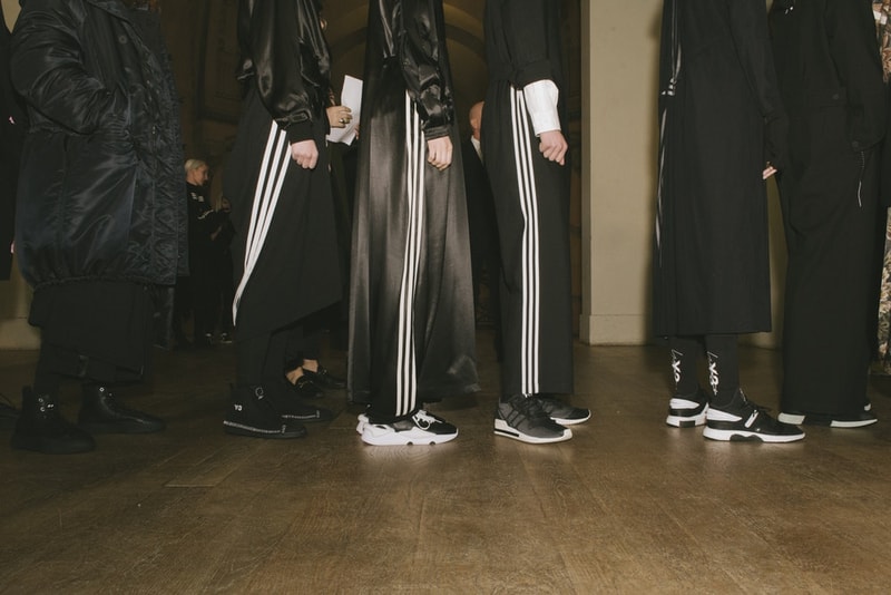 ハイテクスニーカーの先駆けとして注目を浴びる Y-3 2018年秋冬コレクションの舞台裏にクローズアップ NBAプレイヤーのジェームス・ハーデンとの新作コラボモデルBYW Bballもキャッチ 布の魔術師 山本耀司 adidas アディダス パリファッションウィーク Y-3 ワイスリー ハイテクスニーカー モード スポーツ フーディ ジャケット ダウンコート NBA James Harden ジェームス・ハーデン BYW Bball HYPEBEAST ハイプビースト
