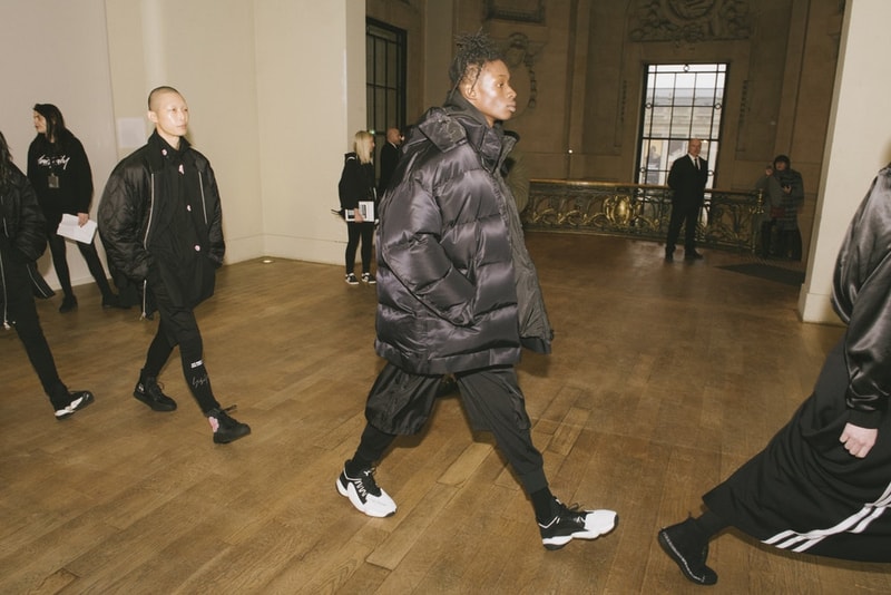 ハイテクスニーカーの先駆けとして注目を浴びる Y-3 2018年秋冬コレクションの舞台裏にクローズアップ NBAプレイヤーのジェームス・ハーデンとの新作コラボモデルBYW Bballもキャッチ 布の魔術師 山本耀司 adidas アディダス パリファッションウィーク Y-3 ワイスリー ハイテクスニーカー モード スポーツ フーディ ジャケット ダウンコート NBA James Harden ジェームス・ハーデン BYW Bball HYPEBEAST ハイプビースト