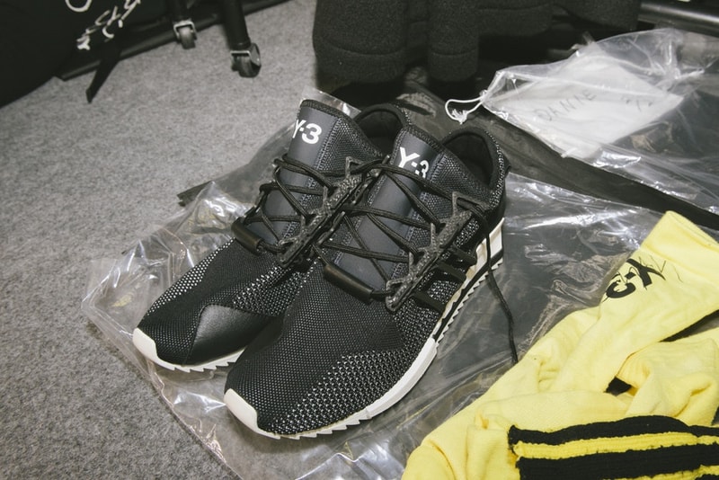 ハイテクスニーカーの先駆けとして注目を浴びる Y-3 2018年秋冬コレクションの舞台裏にクローズアップ NBAプレイヤーのジェームス・ハーデンとの新作コラボモデルBYW Bballもキャッチ 布の魔術師 山本耀司 adidas アディダス パリファッションウィーク Y-3 ワイスリー ハイテクスニーカー モード スポーツ フーディ ジャケット ダウンコート NBA James Harden ジェームス・ハーデン BYW Bball HYPEBEAST ハイプビースト