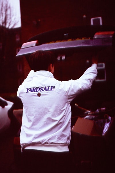 Yardsale から昔ながらのレジャーウェアから着想を得た新作スケートアイテムをリリース 〈Supreme〉も認める新鋭クルーから待望の秋冬コレクション第2弾が登場 昨年12月に秋冬コレクション第1弾のデリバリーを完了していたロンドン発のスケートレーベル〈Yardsale(ヤードセール)〉が、新年の景気付けにレトロなレジャーウェアから着想を得た新作をリリース。20代前半の若手スケーターたちで構成される同ブランドは、地元イギリスでは〈Supreme(シュプリーム)〉の店舗にもストックされているが、今季第2弾のカプセルではフリース地の裏地が嬉しいスポーツジャケットやスクリプトロゴ入りのフーディ、2色のウェーブランナートラックスーツなどがラインアップしている。 恐らく原宿『PROV』などにもデリバリーされるはずだが、新作アイテムをいち早く購入したいという方は、『yardsale-xxx.com』をチェックしてみてはいかがだろうか。 また、スケートブランド愛好家は、立ち上げをまもなくに控える〈PACCBET(ラスベート)〉x〈Carhartt WIP(カーハート WIP)〉の予習もお忘れなく。 HYPEBEAST ハイプビースト