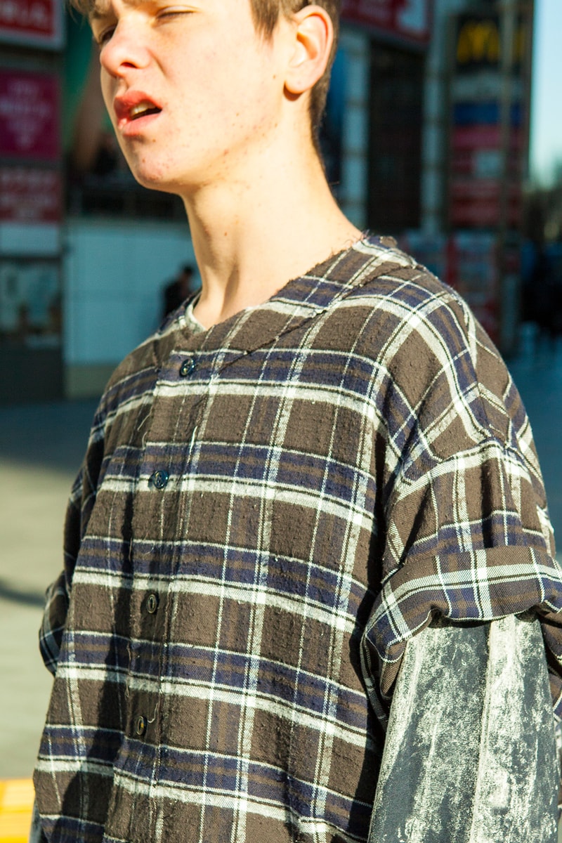 渋谷の名所で撮り下ろした YSTRDY’S TMRRW 2018年春夏ルックブック第2弾が到着 古巣〈nonnative〉や古着由来のデザインワークを駆使した最旬ストリートスタイルは必見 Ronnie Fieg ロニー・ファイグ KITH キス nonnative ノンネイティブ YSTRDY’S TMRRW イエスタディズ トゥモロウ サテンシャツ ニットカーディガン デニムシャツ ミニポーチ 東急ハンズ ドン・キホーテ COVERCHORD カバーコード HYPEBEAST ハイプビースト
