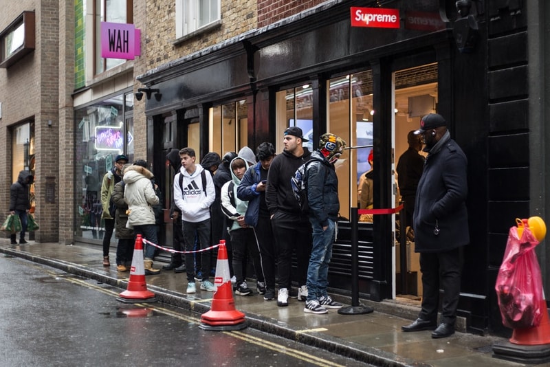 土砂降りをもろともしなかったロンドンの Supreme 2018年春夏 #WEEK1 をフォトレポート 欧州屈指のファッション都市に行列を作ったヘッズたちのお目当は……？