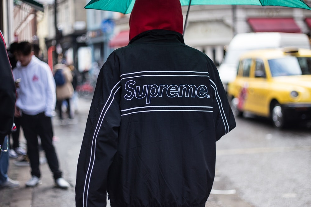 土砂降りをもろともしなかったロンドンの Supreme 2018年春夏 #WEEK1 をフォトレポート 欧州屈指のファッション都市に行列を作ったヘッズたちのお目当は……？