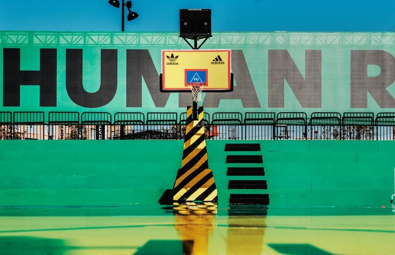 adidas 747 Warehouse St. の会場の様子を HYPEBEAST が独占公開 Snoop Doggチーム vs 2 Chainz チームの試合も行われた特設会場に潜入してみよう 今週末はいよいよNBAのオールスターウィークエンドだが、〈adidas（アディダス）〉はこの祭典を記念して、ロサンゼルスで特別イベント「747 Warehouse St.」を開催中。我々『HYPEBEAST』は観客来場前の会場に一足早くお邪魔して、今回のために設置されたセットの撮影を敢行した。  その様子は上のフォトギャラリーよりご確認いただけるが、屋外にはLAの日差しに映えるポップなフロア模様をしたバスケットコートが用意されており、その一角には〈Alexander Wang（アレキサンダー ワン）〉仕様になったスペースも。ここではSnoop Dogg（スヌープ・ドッグ）チーム対2 Chainz（2チェインズ）チームの試合が行われ、その他にもN.E.R.D.（エヌ・イー・アール・ディー）やPusha T（プシャ・T）といった大物たちも来場した。また、自身がダンクをしている姿を360°から撮影できたり、「Brooklyn Creative Farm」もワークショップを開催するなど、屋内にも様々なコンテンツが用意されている。  バスケットボール好きの方は『HYPEBEAST』がお届けしているその他のNBAニュースもお見逃しなく。