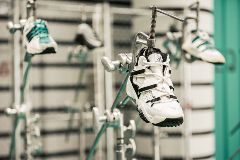 adidas 747 Warehouse St. の会場の様子を HYPEBEAST が独占公開 Snoop Doggチーム vs 2 Chainz チームの試合も行われた特設会場に潜入してみよう 今週末はいよいよNBAのオールスターウィークエンドだが、〈adidas（アディダス）〉はこの祭典を記念して、ロサンゼルスで特別イベント「747 Warehouse St.」を開催中。我々『HYPEBEAST』は観客来場前の会場に一足早くお邪魔して、今回のために設置されたセットの撮影を敢行した。  その様子は上のフォトギャラリーよりご確認いただけるが、屋外にはLAの日差しに映えるポップなフロア模様をしたバスケットコートが用意されており、その一角には〈Alexander Wang（アレキサンダー ワン）〉仕様になったスペースも。ここではSnoop Dogg（スヌープ・ドッグ）チーム対2 Chainz（2チェインズ）チームの試合が行われ、その他にもN.E.R.D.（エヌ・イー・アール・ディー）やPusha T（プシャ・T）といった大物たちも来場した。また、自身がダンクをしている姿を360°から撮影できたり、「Brooklyn Creative Farm」もワークショップを開催するなど、屋内にも様々なコンテンツが用意されている。  バスケットボール好きの方は『HYPEBEAST』がお届けしているその他のNBAニュースもお見逃しなく。